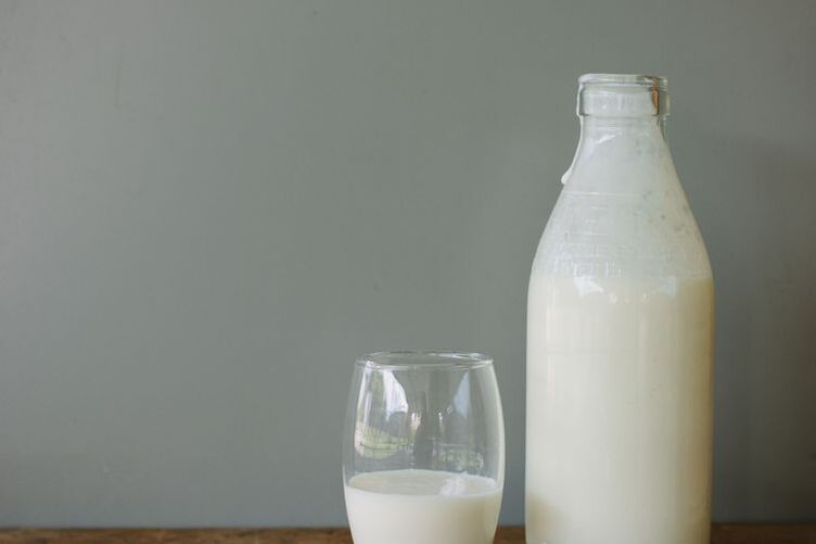 Il kefir è una bevanda salutare che si consiglia di includere nella dieta quotidiana.