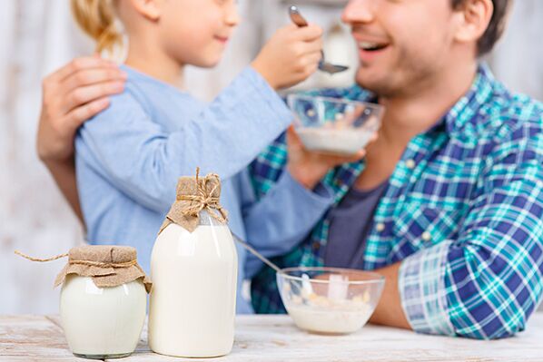 La dieta richiede la preparazione del corpo mediante l'aggiunta graduale di kefir alla dieta