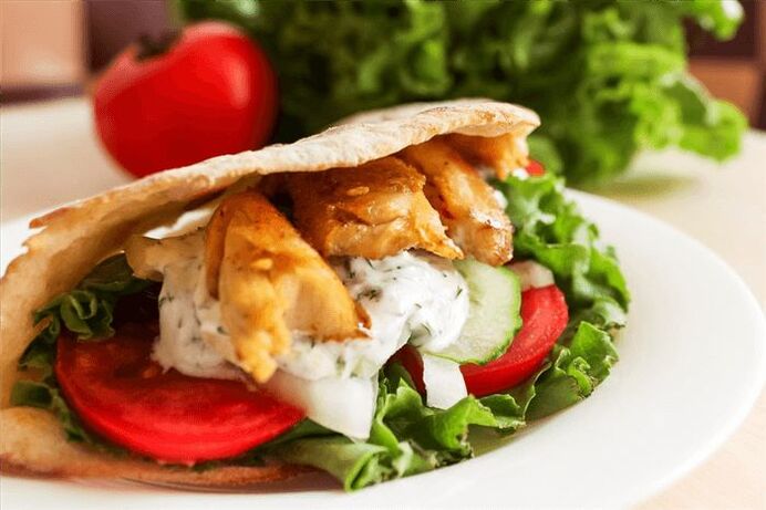 pita con verdure e petto di pollo