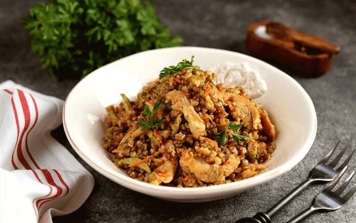 porridge di grano saraceno con pollo e peperoni dolci