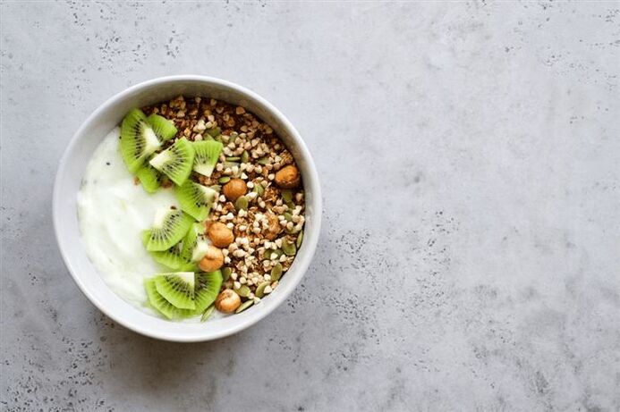 porridge di grano saraceno con yogurt e frutta