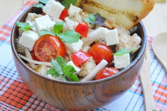 Insalata di cereali con riso basmati per chi vuole dimagrire seguendo la dieta mediterranea
