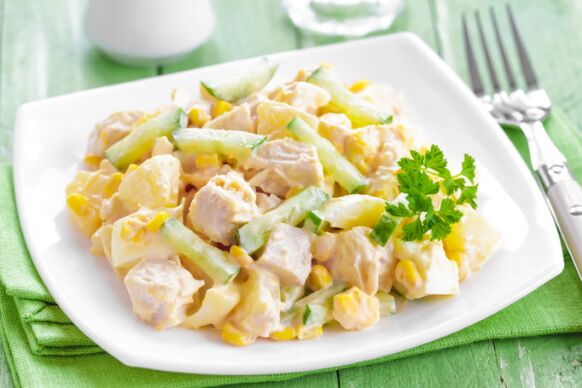 Insalata estiva - un piatto leggero e insolito nel menu della dieta mediterranea