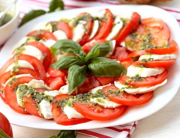 La caprese è un ottimo antipasto per chi segue una dieta mediterranea.