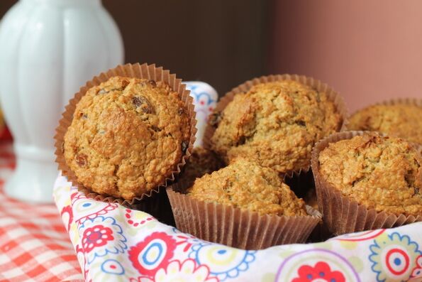 Muffin di farina d'avena con mandorle un dessert profumato per chi perde peso seguendo la dieta mediterranea