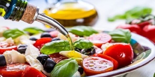 Quando si preparano i piatti della dieta mediterranea è necessario utilizzare l'olio d'oliva.