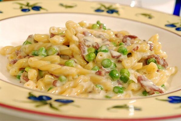 Seguendo la dieta mediterranea, puoi cucinare una sostanziosa pasta con piselli