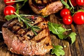 bistecca con verdure e verdure per la dieta cheto